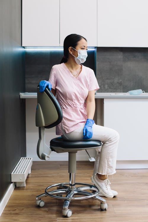 有关医护人员, 坐, 女人的免费素材图片