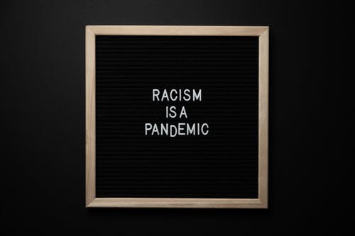 短语种族主义在招牌上大流行 · 免费素材图片