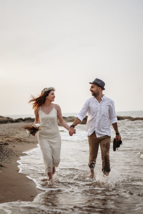 幸福的夫妻在海边散步 · 免费素材图片