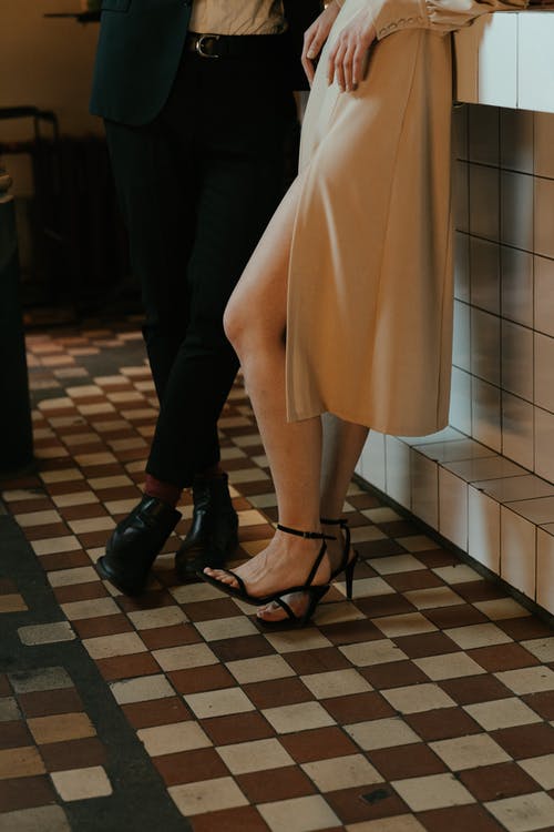 米色的裙子和黑色皮鞋的女人 · 免费素材图片