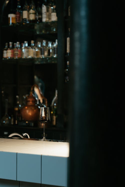 棕色木制公仔白桌上 · 免费素材图片