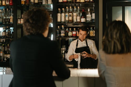 站在白色礼服衬衫的男人旁边的黑色西装外套的女人 · 免费素材图片