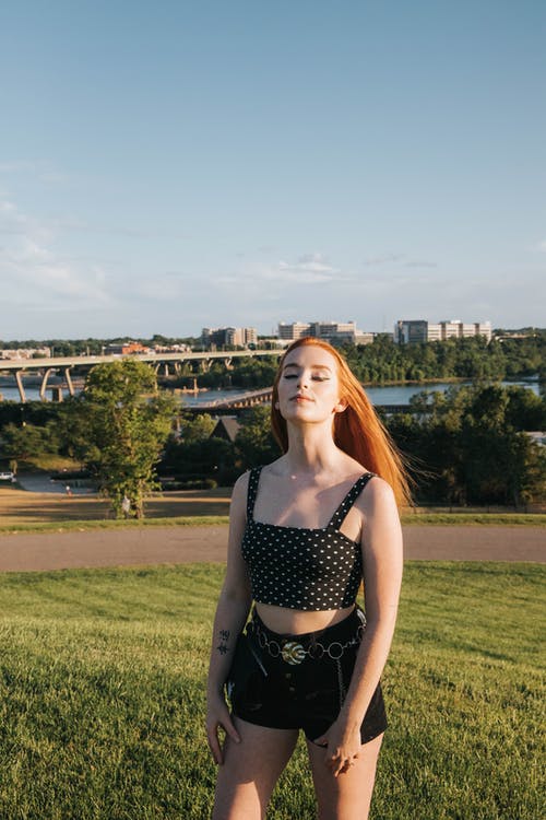 有关圆点花纹, 女人, 户外的免费素材图片