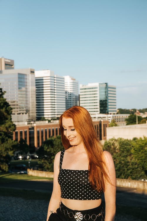 有关城市, 女人, 建筑的免费素材图片