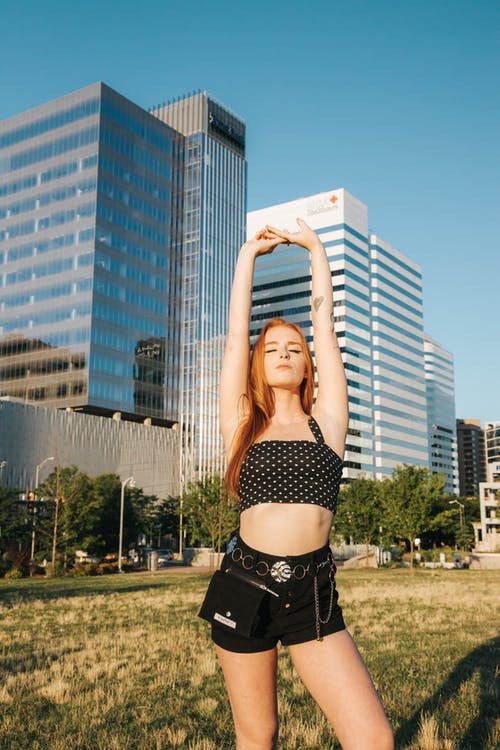 有关中空装, 举起手臂, 城市的免费素材图片