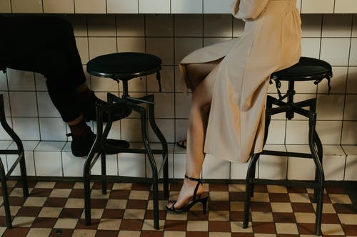 坐在椅子上的白袍的女人 · 免费素材图片