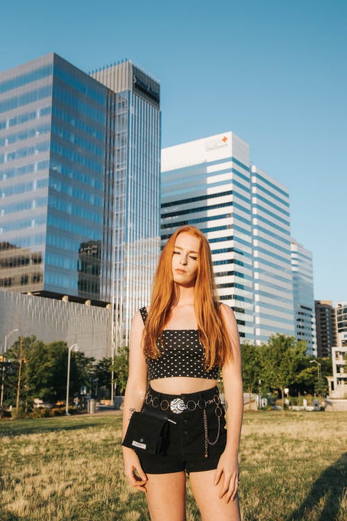 有关女人, 市中心, 建筑的免费素材图片