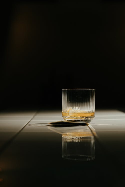 黄色液体的透明小玻璃杯 · 免费素材图片