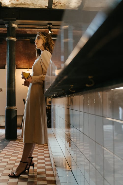 白色长袖衬衫和棕色的裙子，站在灰色的水泥地板上的女人 · 免费素材图片