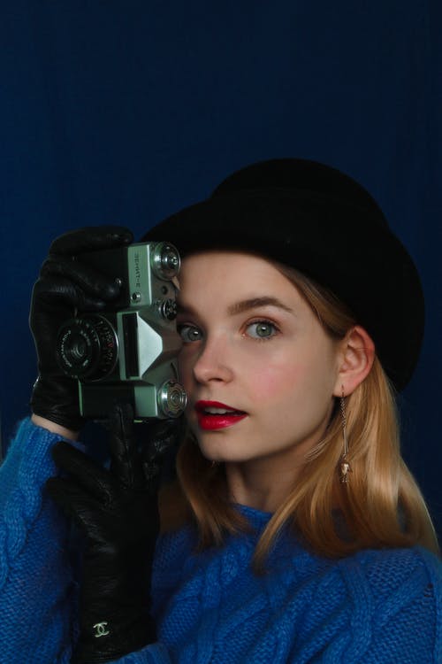 复古相机的年轻女子 · 免费素材图片