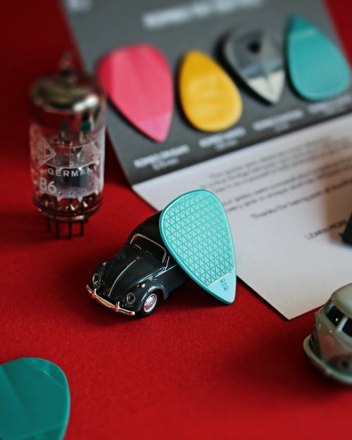 有关吉他拨片, 吉他配件, 垂直拍摄的免费素材图片