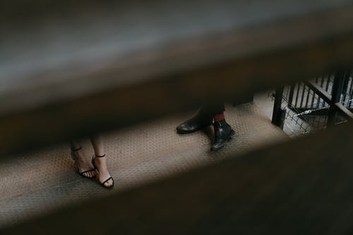 黑色皮革窥视脚趾高跟鞋的女人 · 免费素材图片