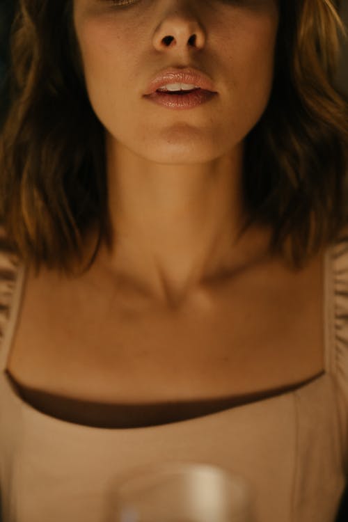 米色瓢领衬衫的女人 · 免费素材图片