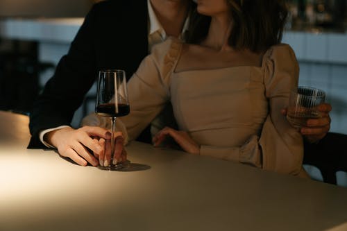 米色的长袖衬衫，拿着酒杯的女人 · 免费素材图片