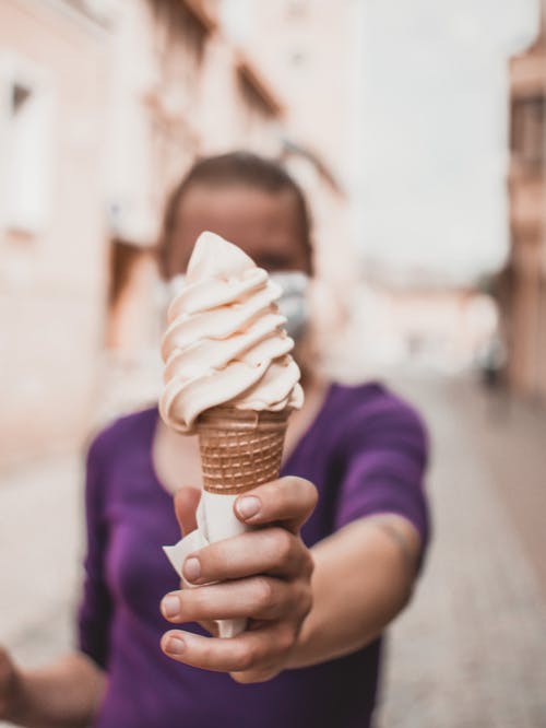 有关冰淇淋, 冰淇淋甜筒, 垂直拍摄的免费素材图片