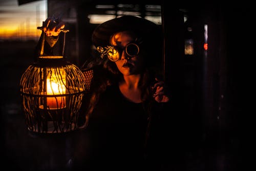 蒸汽朋克眼镜拿着灯笼的女人 · 免费素材图片