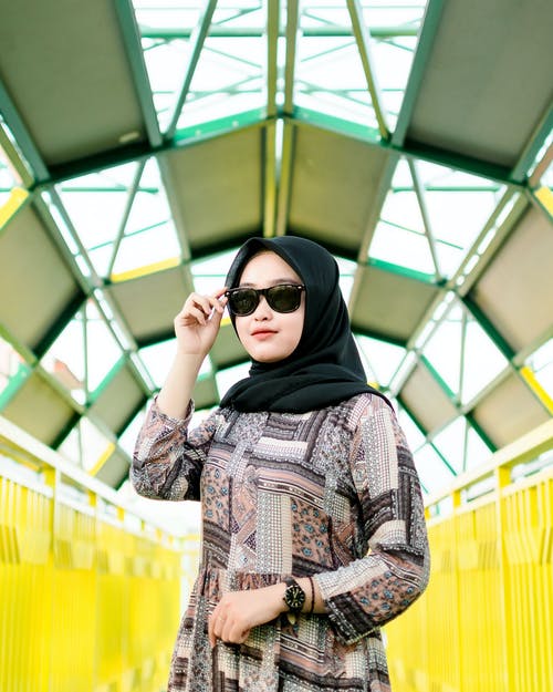 有关围栏, 垂直拍摄, 墨镜的免费素材图片