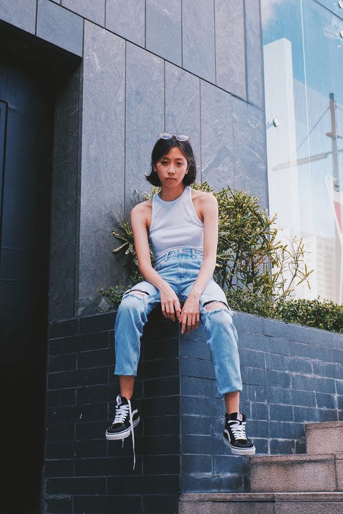 有关vans（运动鞋品牌）, 严肃, 坐的免费素材图片