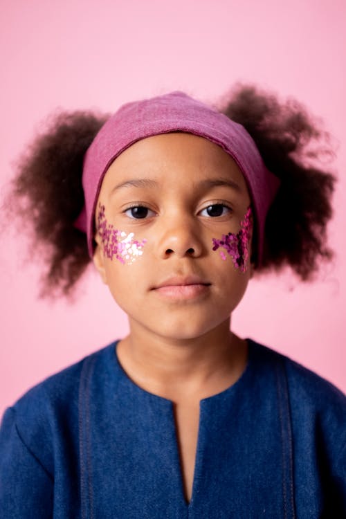 紫色圆领衬衫的女孩 · 免费素材图片