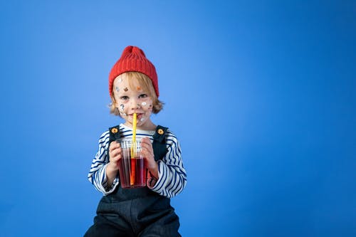 红色针织帽和条纹长袖衬衫的女孩 · 免费素材图片