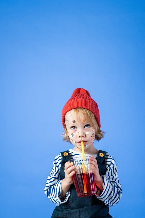 红色针织帽和黑白条纹衬衫的女孩 · 免费素材图片