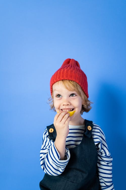 红色针织帽和黑白条纹衬衫的男孩 · 免费素材图片