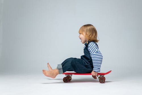 蓝色和白色的条纹衬衫，坐在红色的木椅上的孩子 · 免费素材图片