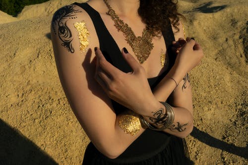 在沙滩上纹身的匿名女人 · 免费素材图片