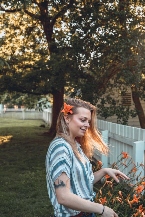 有关侧面图, 垂直拍摄, 女人的免费素材图片