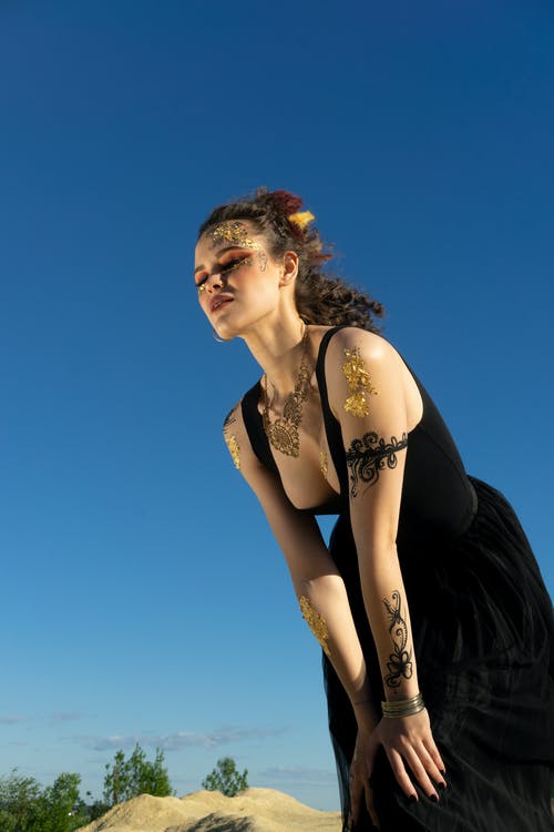 纹身对蓝天的时尚女人 · 免费素材图片