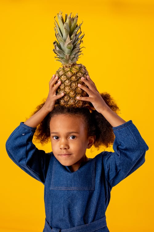 拿着菠萝的蓝领衬衫的男孩 · 免费素材图片