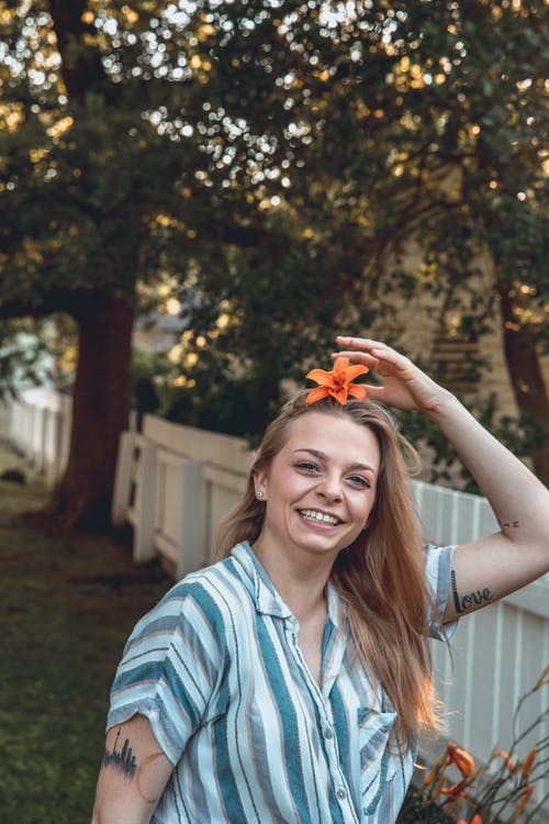 有关垂直拍摄, 女人, 微笑的免费素材图片