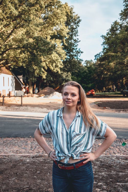 有关垂直拍摄, 女人, 微笑的免费素材图片