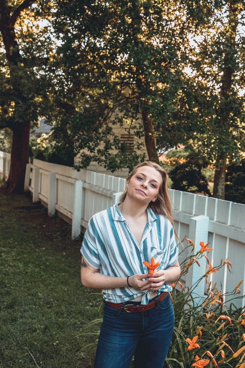 有关垂直拍摄, 女人, 微笑的免费素材图片