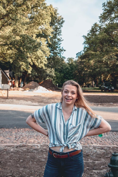 有关垂直拍摄, 女人, 微笑的免费素材图片