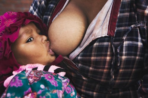 婴儿母乳喂养的特写照片 · 免费素材图片