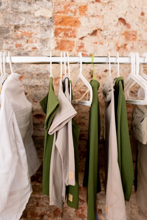 绿色纺织白色背心 · 免费素材图片