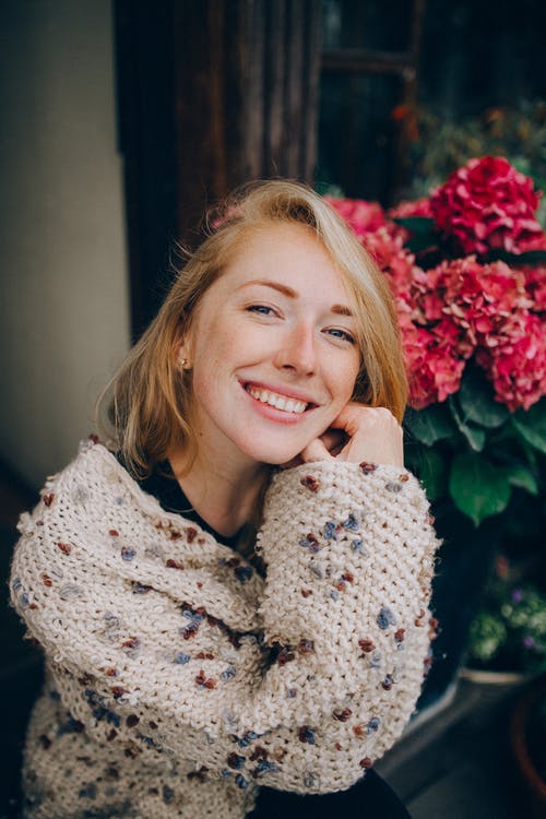 白色和黑色的花卉长袖衬衫的微笑女人 · 免费素材图片