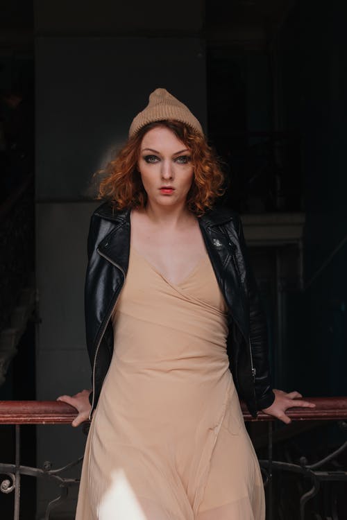 黑色皮夹克和棕色裙子的女人 · 免费素材图片