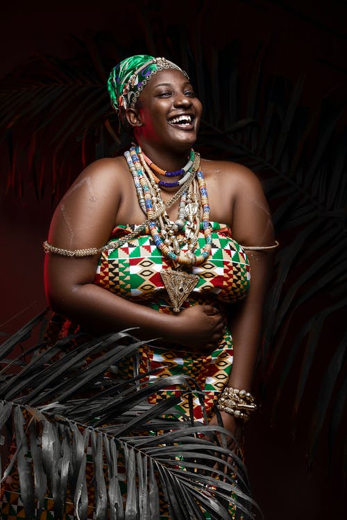 微笑在传统服装和配件的黑人妇女 · 免费素材图片