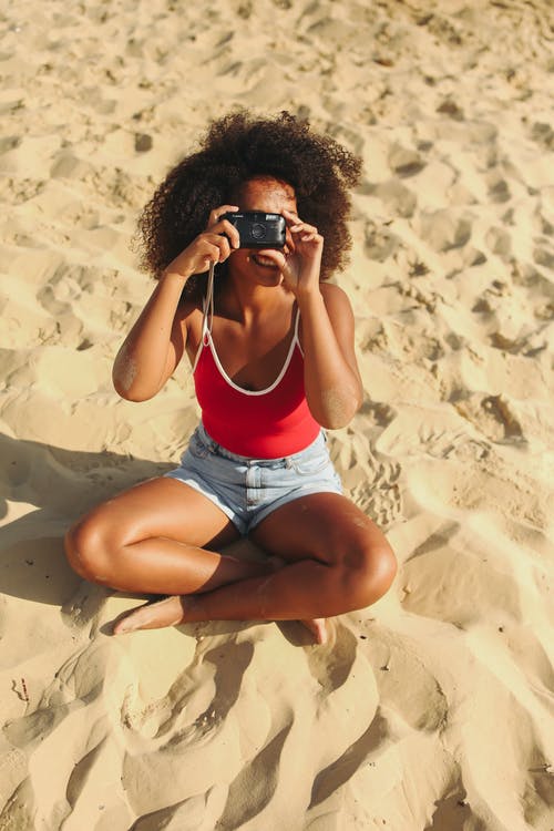 有关咖啡色頭髮的女人, 坐, 垂直拍摄的免费素材图片