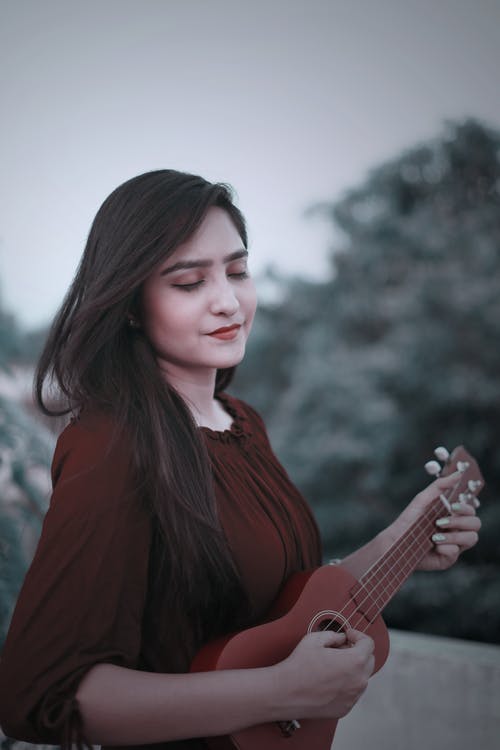 有关四弦琴, 垂直拍摄, 女人的免费素材图片