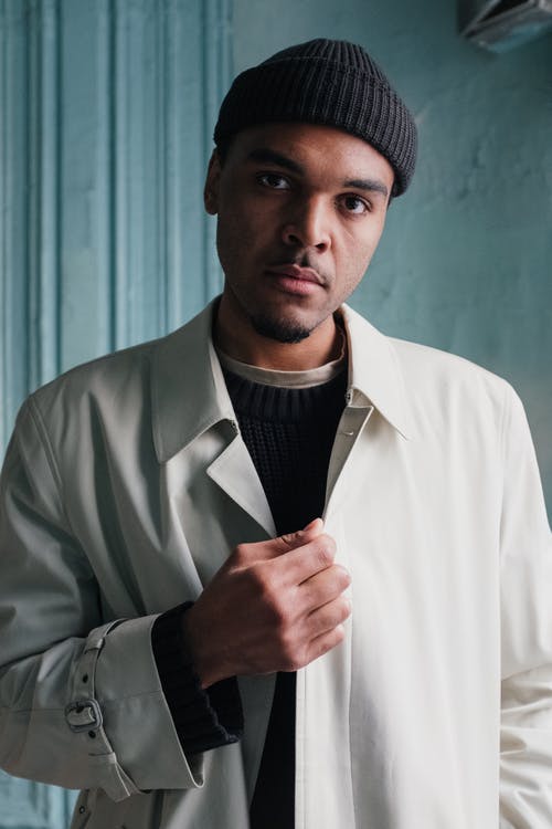 白大衣和黑色编织帽的男人 · 免费素材图片
