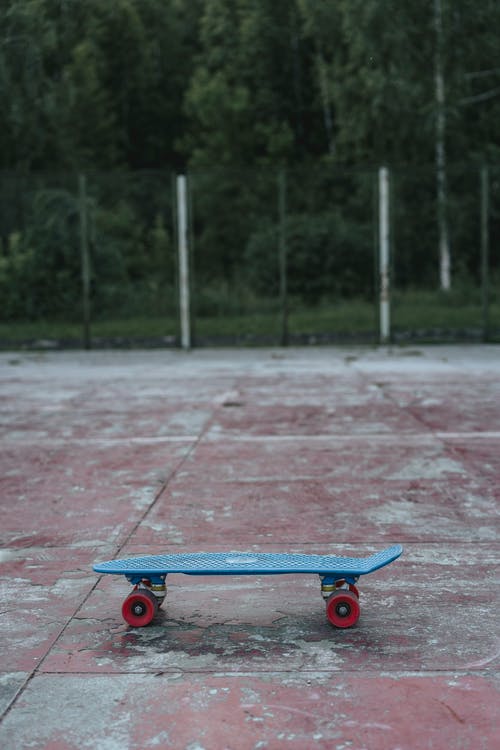 有关pennyboard, 垂直拍摄, 混凝土地面的免费素材图片