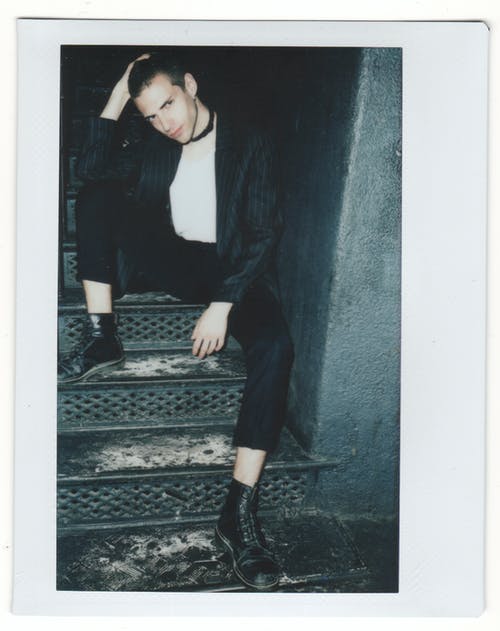 黑色西装外套和黑色的裤子，坐在楼梯上的女人 · 免费素材图片