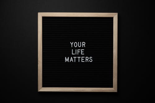 黑板上用你的生活问题题字在黑色背景上 · 免费素材图片