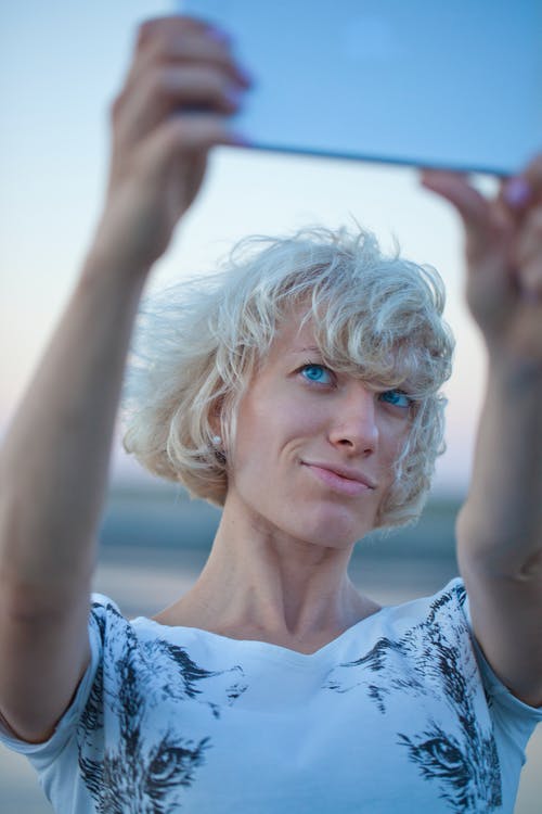 有关3C用品, 女人, 微笑的免费素材图片