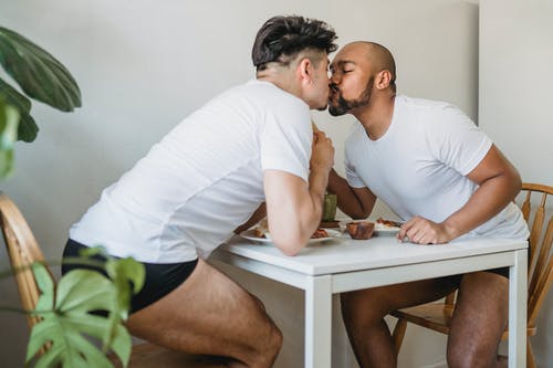 有关一对, 人们接吻, 内衣的免费素材图片