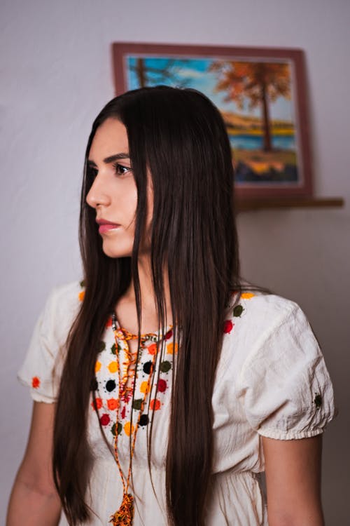 有关側面圖, 咖啡色頭髮的女人, 嚴肅的免费素材图片