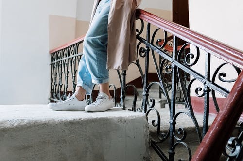 蓝色的裤子和白色的运动鞋，站在灰色的混凝土楼梯上的人 · 免费素材图片